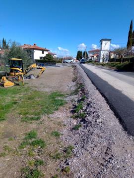 Parcela v Kortah je ob cesti skozi vas.